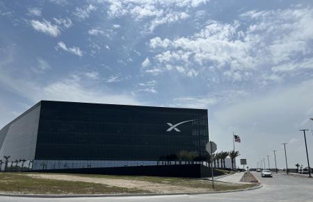 米スペースＸの本社＝２０２５年５月、南部テキサス州スターベース（共同）