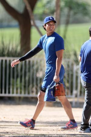 フィールドへ向かうドジャース・大谷=グレンデール(共同)