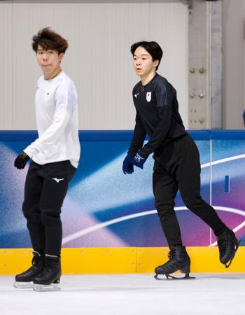 公式練習で調整する鍵山優真（右）と佐藤駿＝ミラノ（共同）