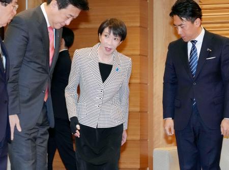 閣議に臨む高市首相（中央）。左は木原官房長官、右は小泉防衛相＝１０日午前、首相官邸