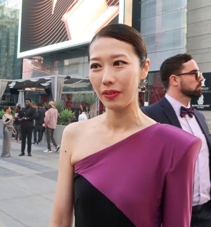 授賞式後に取材に応じる挾間美帆＝ロサンゼルス（共同）