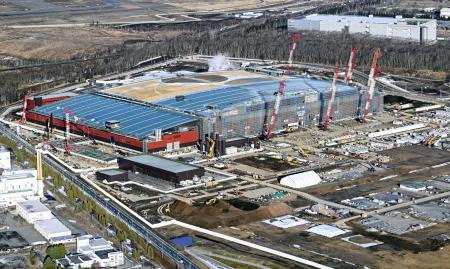 北海道千歳市のラピダスの工場＝２０２５年３月
