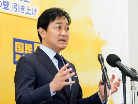 記者会見する国民民主党の玉木代表＝１０日午前、国会