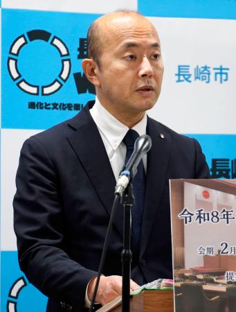 記者会見する長崎市の鈴木史朗市長＝１０日午後、長崎市役所