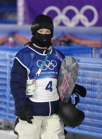 男子ハーフパイプの公式練習を終え、引き揚げる平野歩夢＝８日、リビーニョ