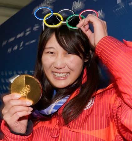 女子ビッグエアで金メダルを獲得し、笑顔で撮影に応じる村瀬心椛＝リビーニョ（共同）