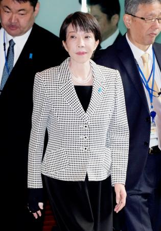 首相官邸に入る高市首相＝１０日午前