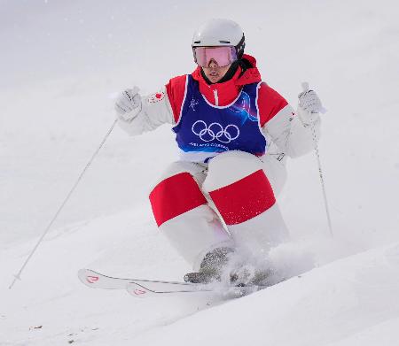 男子モーグル予選　コブを攻めるミカエル・キングズベリー＝リビーニョ（共同）