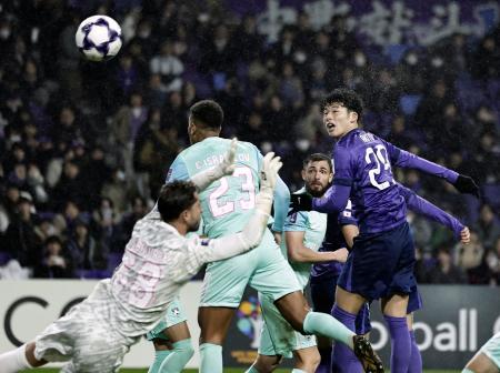 広島―ジョホール・ダルル・タクジム　後半、ヘディングで自身２点目のゴールを決める広島・鈴木＝Ｅピース