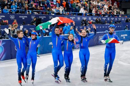 混合リレーで金メダルを獲得し喜ぶイタリアチーム＝ミラノ（共同）