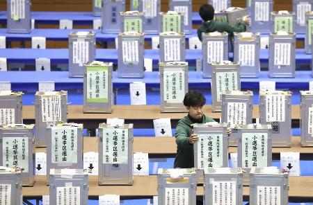 衆院選の開票作業のため、運び込まれた投票箱＝８日、東京都内