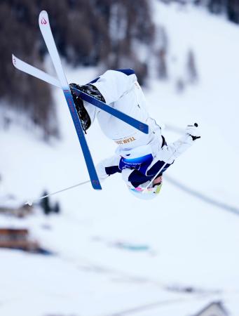 女子モーグル予選　第２エアを決める冨高日向子＝リビーニョ（共同）