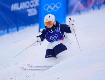 女子モーグル予選　コブを攻める冨高日向子＝リビーニョ（共同）