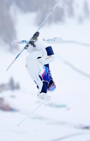 女子モーグル予選 第2エアを決める中尾春香=リビーニョ(共同)