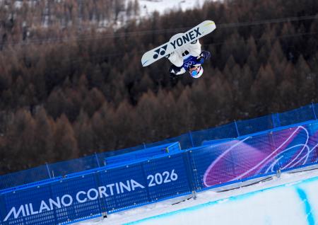 男子ハーフパイプの公式練習で調整する平野流佳＝リビーニョ（共同）