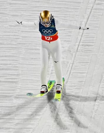 混合団体　２回目の飛躍で着地を決める丸山希＝プレダッツォ（共同）