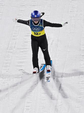 混合団体 2回目の飛躍で着地を決める高梨沙羅=プレダッツォ(共同)