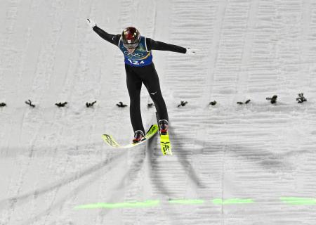 混合団体 2回目の飛躍で着地を決める二階堂蓮=プレダッツォ(共同)