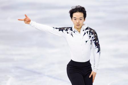 男子ＳＰ　演技する鍵山優真＝ミラノ（共同）