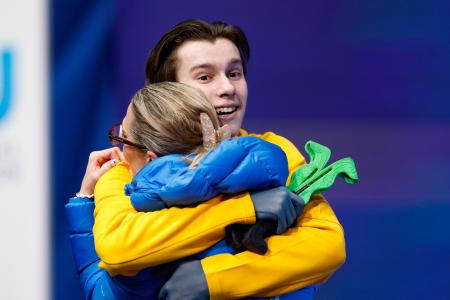 男子ＳＰの得点を確認し、喜ぶキリロ・マルサク＝ミラノ（共同）