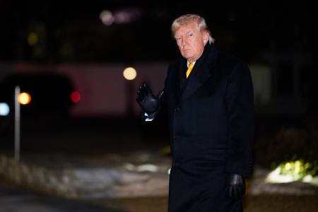 米ワシントンのホワイトハウス付近を歩くトランプ大統領＝９日（ゲッティ＝共同）