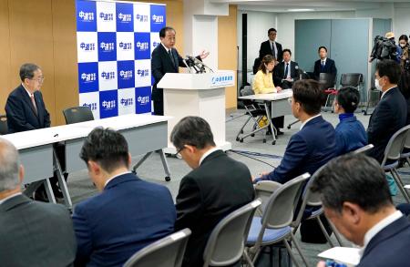 中道改革連合の議員総会で発言する野田共同代表(中央)。左端は斉藤共同代表=11日午後、東京・永田町の党本部