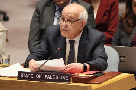 国連安全保障理事会の会合で発言するパレスチナのマンスール国連大使＝２０２５年１２月、米ニューヨーク（ゲッティ＝共同）