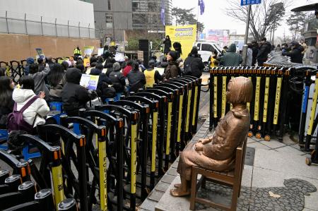 慰安婦問題を象徴する少女像前で開かれた日本に謝罪を求める集会＝１１日、ソウル（共同）