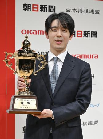 将棋の朝日杯オープン戦で、３年ぶり５度目の優勝を飾った藤井聡太六冠＝１１日午後、大阪府高槻市