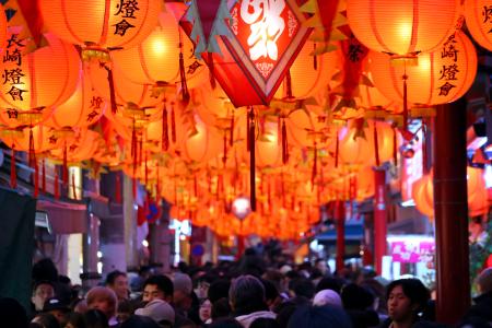 長崎市で開かれている冬の風物詩「長崎ランタンフェスティバル」＝１１日夕