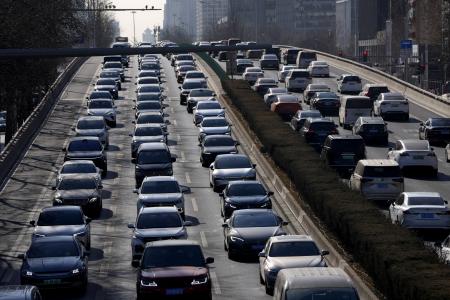 北京市内を走る車＝１月（共同）