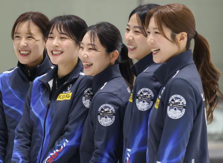 笑顔で取材に応じるカーリング女子韓国代表「チーム５Ｇ」の選手ら＝１月２７日、韓国忠清北道（聯合＝共同）