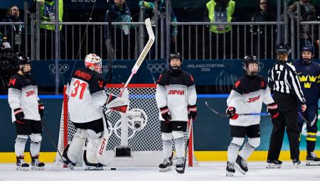 日本―スウェーデン　第２ピリオド、３点目のゴールを奪われたＧＫ川口ら＝ミラノ（共同）