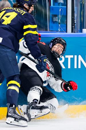 日本―スウェーデン 第3ピリオド、競り合い倒される小山=ミラノ(共同)