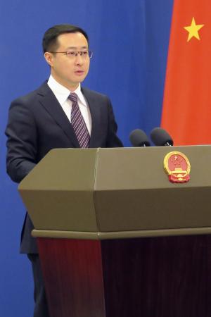 記者会見する中国外務省の林剣副報道局長＝１１日、北京（共同）
