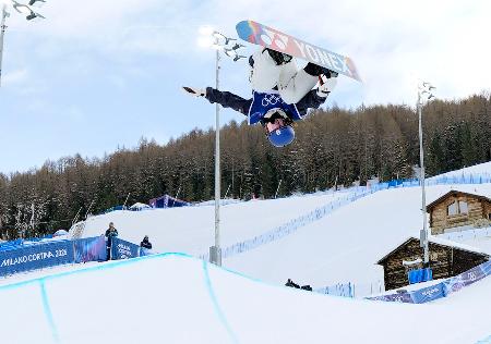 女子ハーフパイプ予選　エアを決める清水さら＝リビーニョ（共同）