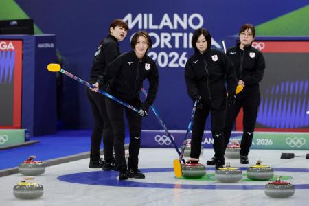 試合会場で調整する（左から）小谷、吉村、船山コーチ、小笠原コーチ＝コルティナダンペッツォ（共同）