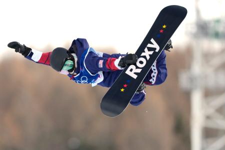 女子ハーフパイプ予選　エアを決めるクロイ・キム＝リビーニョ（共同）