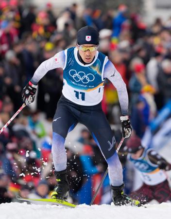 男子個人ノーマルヒル　後半距離で力走する渡部暁斗＝テーゼロ（共同）