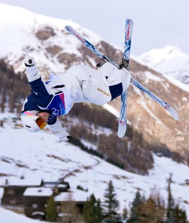 女子モーグル決勝２回目　第２エアを決める冨高日向子＝リビーニョ（共同）
