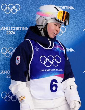 　女子モーグル決勝２回目を終え、さえない表情を見せる冨高日向子＝リビーニョ（共同）