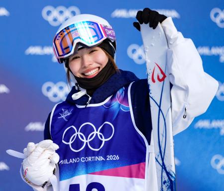 女子モーグル決勝１回目を終え、笑顔を見せる中尾春香＝リビーニョ（共同）