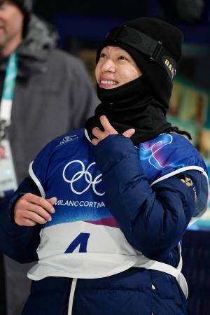 男子ハーフパイプ予選２回目を終え、笑顔を見せる平野歩夢＝リビーニョ（共同）