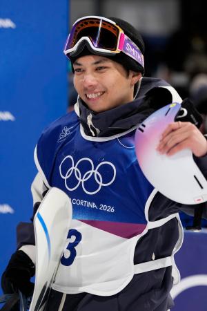 　男子ハーフパイプ予選２回目の得点を確認し、笑顔を見せる平野流佳＝リビーニョ（共同）