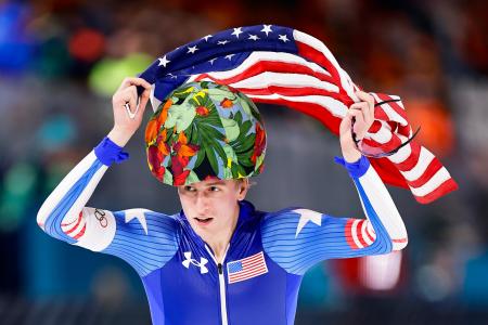 男子１０００メートルを五輪新で制し、場内を回るジョーダン・ストルツ＝ミラノ（共同）