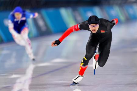 男子１０００メートル　滑走する寧忠岩（右）。銅メダルを獲得した＝ミラノ（共同）