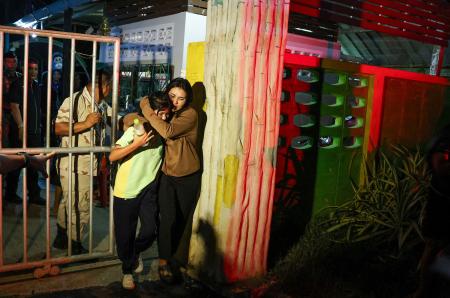 銃を持った男が侵入したタイ南部の学校から避難する少女（中央）＝１１日（ロイター＝共同）