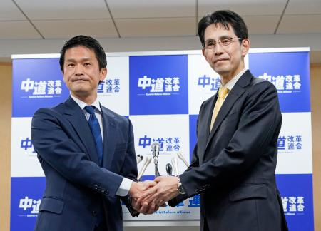 　中道改革連合の代表選立候補の届け出後、共同記者会見で握手する小川淳也氏（左）と階猛氏＝１２日午前、東京・永田町の党本部