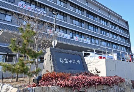 愛知県弥富市役所＝６日