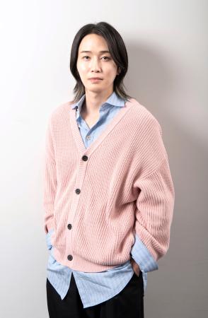 　ポーズをとるカルマ